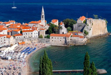 Güneşli bir günde Budva 'nın hava manzarası.
