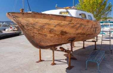 Omis. Güneşli bir günde şehrin seddindeki teknelerin tamiri.