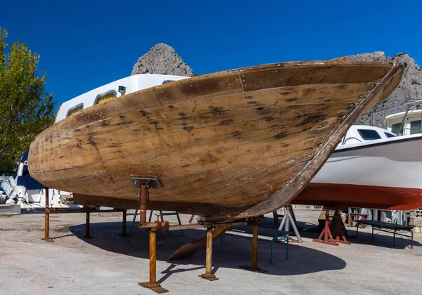 Omis. Repair of boats on the city embankment on a sunny day. — Stock Photo, Image