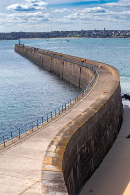 Saint-Malo 'da. Dalgakıran ve deniz feneri.