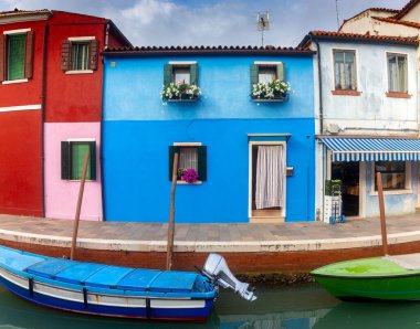 Burano adasındaki geleneksel eski evlerin cepheleri.