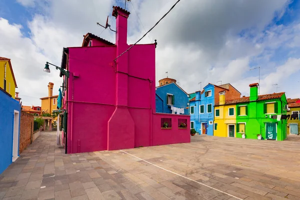 Fachadas de casas antiguas tradicionales en la isla de Burano. — Foto de Stock