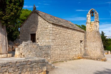 Eski taştan ortaçağ kilisesi.