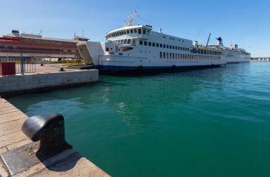 Ayrılalım. Deniz yolcu portu.