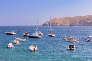 İspanya 'nın kayalık Kadavra kıyısı yakınlarındaki Akdeniz' de demirli tekneler. Arka planda Cap de Creus var.