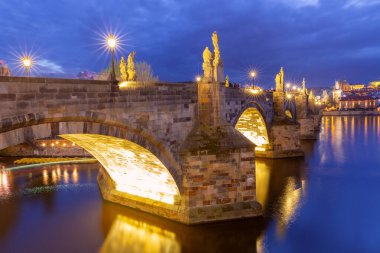 Charles Köprüsü, Çek Cumhuriyeti Prag 'daki Vltava Nehri üzerinde geceleyin aydınlandı