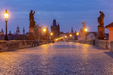 Charles Köprüsü, Çek Cumhuriyeti Prag 'daki Vltava Nehri üzerinde geceleyin aydınlandı