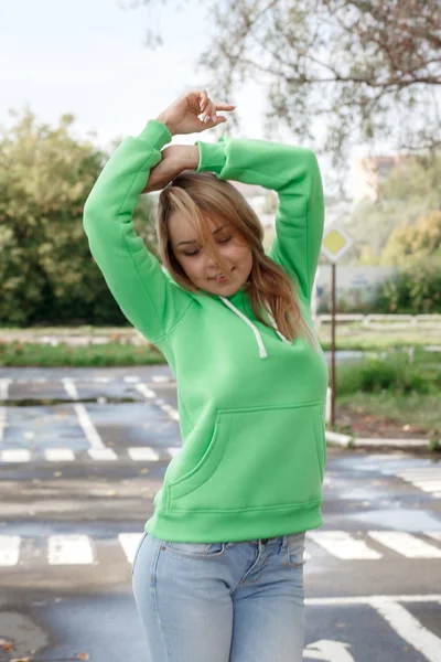 Menina Rua Roupas Esportivas — Fotografia de Stock