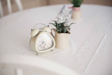 Mutfak masasının üstünde saat