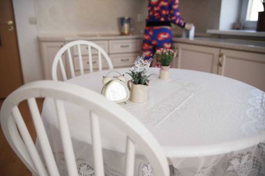 Mutfak masasının üstünde saat