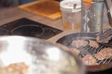 bir tavada et pişirme