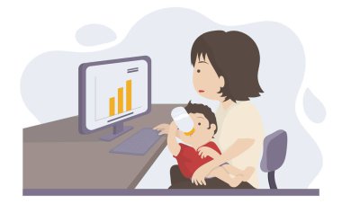 Bir anne bebeğini beslerken evde bilgisayar programında çalışır.