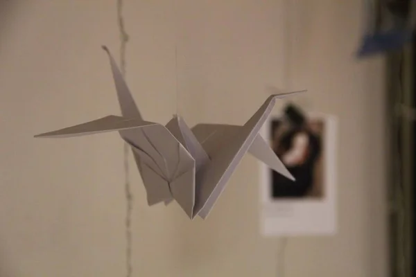 Kâğıt vinçler. Origami - kağıt şekillerinin antik sanatı