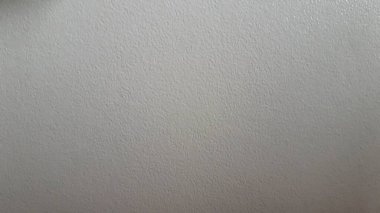 Gri bir şehirde, gri bir evde gri bir duvar.