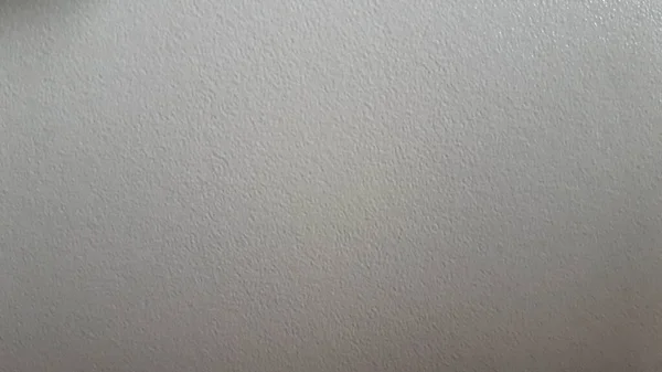 Gri bir şehirde, gri bir evde gri bir duvar.