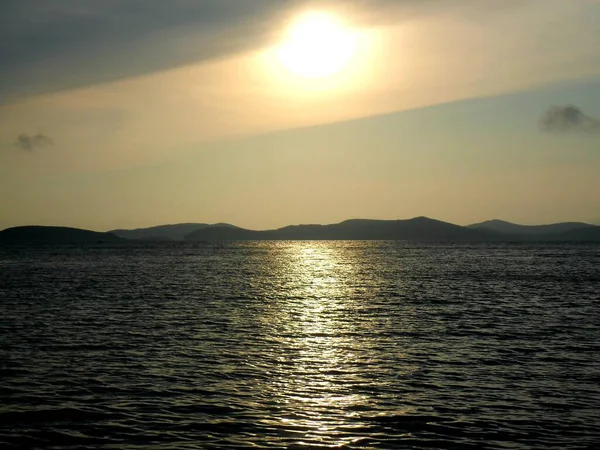 Denizin üzerinde gün batımı