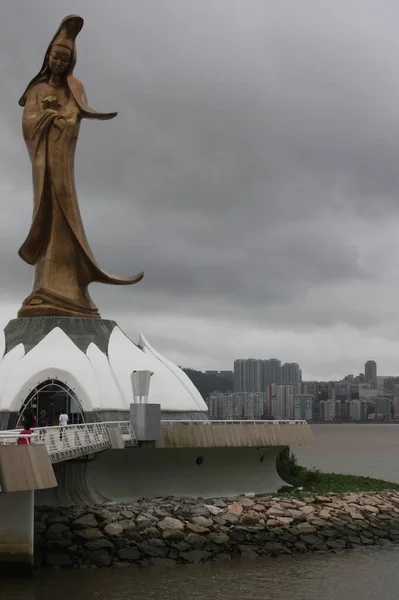 Merhamet Tanrıçası Kun Yam 'ın heykeli.