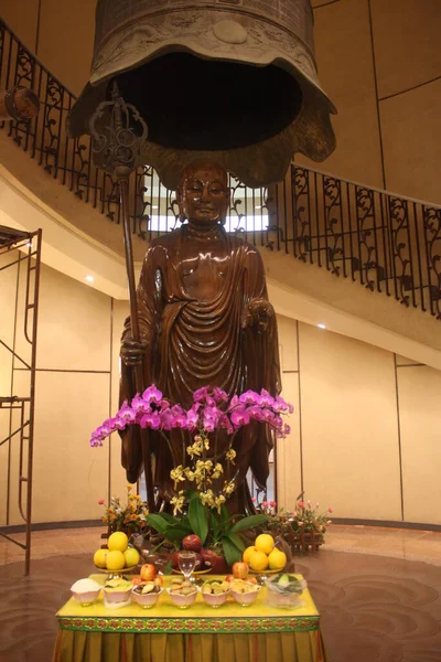 Buda heykeli tapınakta.