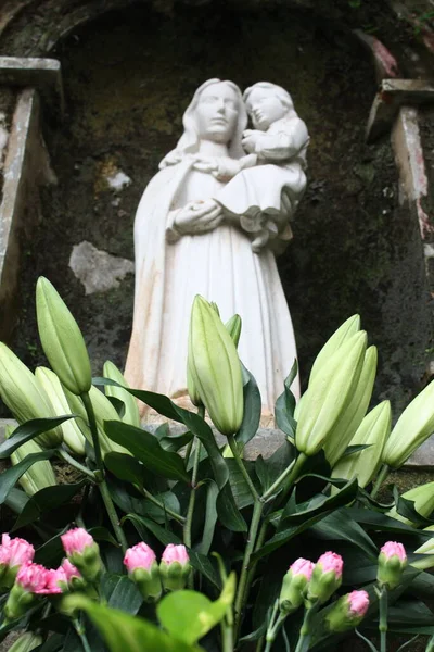 Çiçekler ve Bakire Meryem heykeli 