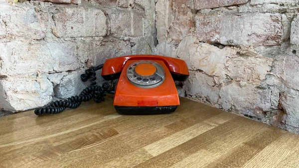 Masadaki antika kırmızı telefon.