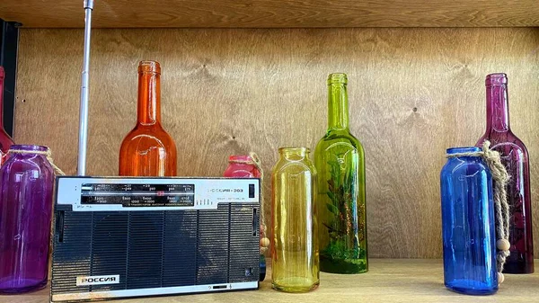 Şarap şişeleri ve eski bir radyo.