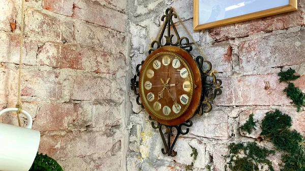 Duvardaki antika saat.