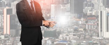 Büyük şehrin el işadamı ekranına dokunun. Bağlantı konsepti.