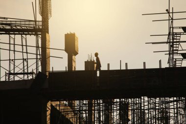 Bina öğleden sonra yapım aşamasında..