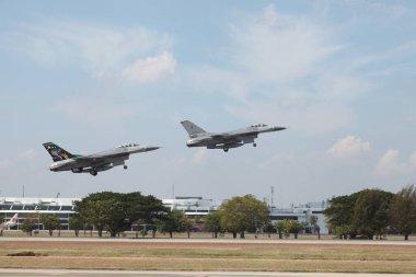 Bangkok - Jan 09: F16 uçağı Tayland Kraliyet Hava Kuvvetleri Çocuk Günü etkinliğinde sergilendi.