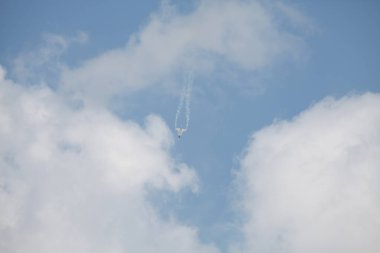 Bangkok - Jan 09: F16 uçağı Tayland Kraliyet Hava Kuvvetleri Çocuk Günü etkinliğinde sergilendi.