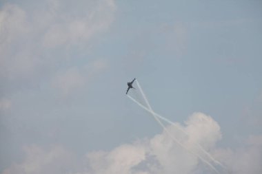 Bangkok - Jan 09: F16 uçağı Tayland Kraliyet Hava Kuvvetleri Çocuk Günü etkinliğinde sergilendi.