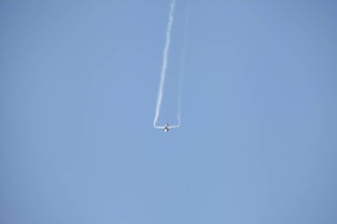 Bangkok - Jan 09: F16 uçağı Tayland Kraliyet Hava Kuvvetleri Çocuk Günü etkinliğinde sergilendi.