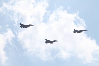 Bangkok - Jan 09: F16 uçağı Tayland Kraliyet Hava Kuvvetleri Çocuk Günü etkinliğinde sergilendi.