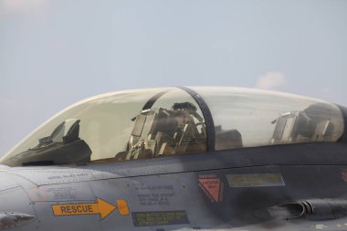 Bangkok - Jan 09: F16 uçağı Tayland Kraliyet Hava Kuvvetleri Çocuk Günü etkinliğinde sergilendi.