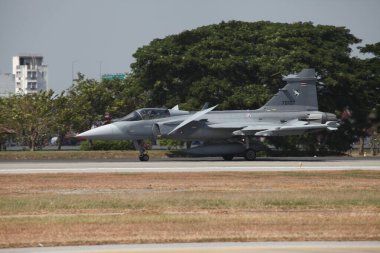 Bangkok - Jan 09: F16 uçağı Tayland Kraliyet Hava Kuvvetleri Çocuk Günü etkinliğinde sergilendi.