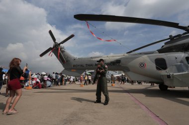 Bangkok - Jan 09: F16 uçağı Tayland Kraliyet Hava Kuvvetleri Çocuk Günü etkinliğinde sergilendi.