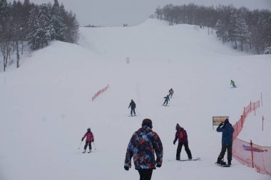 GALA YUZAWA, JAPONYA 16 Mart 2560: Turistler Gala Yuzawa, JAPONYA 'da kayak yapıyorlar.