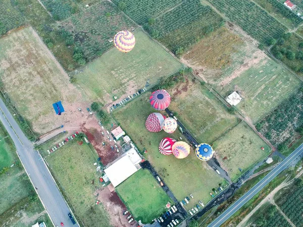 Güzel sıcak hava balonu bir kasabanın üzerinde uçuyor.