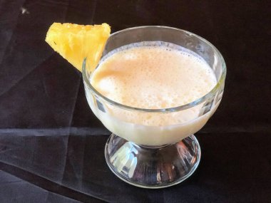 Pina colada samanla hazırlandı