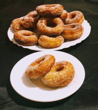 Güzel şekerli ve ev yapımı çörekler.