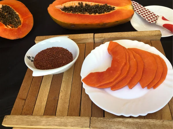 Pawpaw acı biber ile parçalara ayrılmış.
