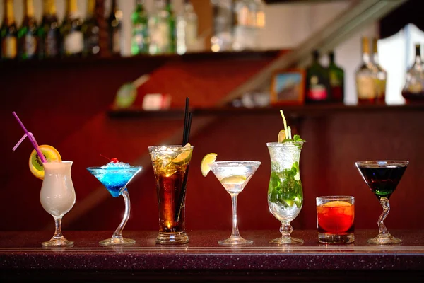 Bar Arka Planında Klasik Alkol Kokteylleri Telifsiz Stok Imajlar