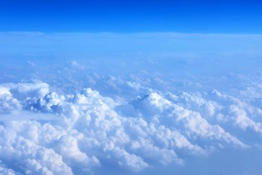 Yukarıdan gelen bulutlar. Güneşli havada uçaktan görüntü
