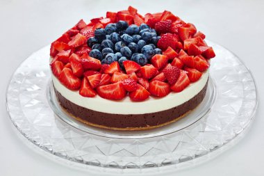 Beyaz arkaplanda çilekli cheesecake