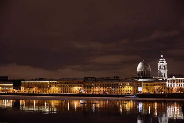 圣彼得堡涅瓦河和夜晚的堤岸 — 图库照片
