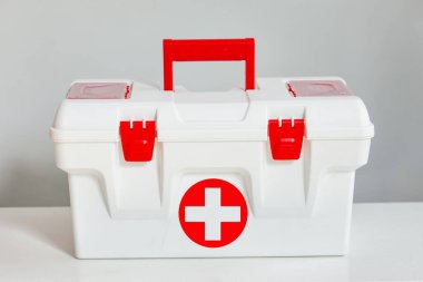 Büyük bir ilk yardım çantası. Covid-19. Coronavirüs