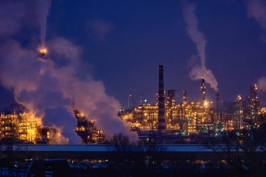 Geceleri fabrika borularından duman çıkıyor. 