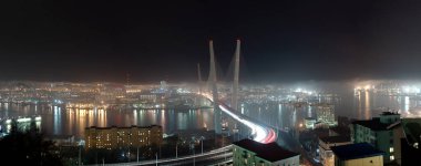 Gece manzarası Vladivostok. Golden Horn Körfezi ve Altın Köprü manzarası