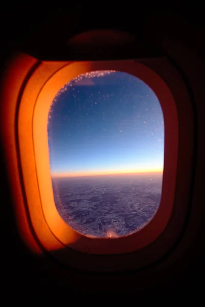 Twilight view op besneeuwde grond vanuit vliegtuig in de winter — Stockfoto
