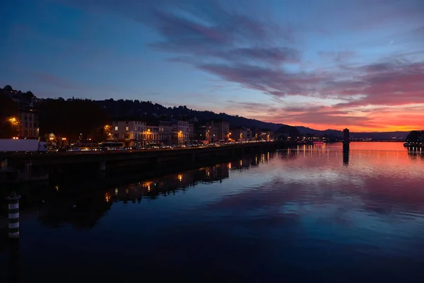 Pôr-do-sol vermelho incrível em Vienne, França Fotos De Bancos De Imagens